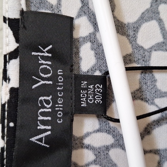Arna York Black & White  Cold-Shoulder Criss/Cross Front Blouse. Size 30/32 NWT - Picture 6 of 9